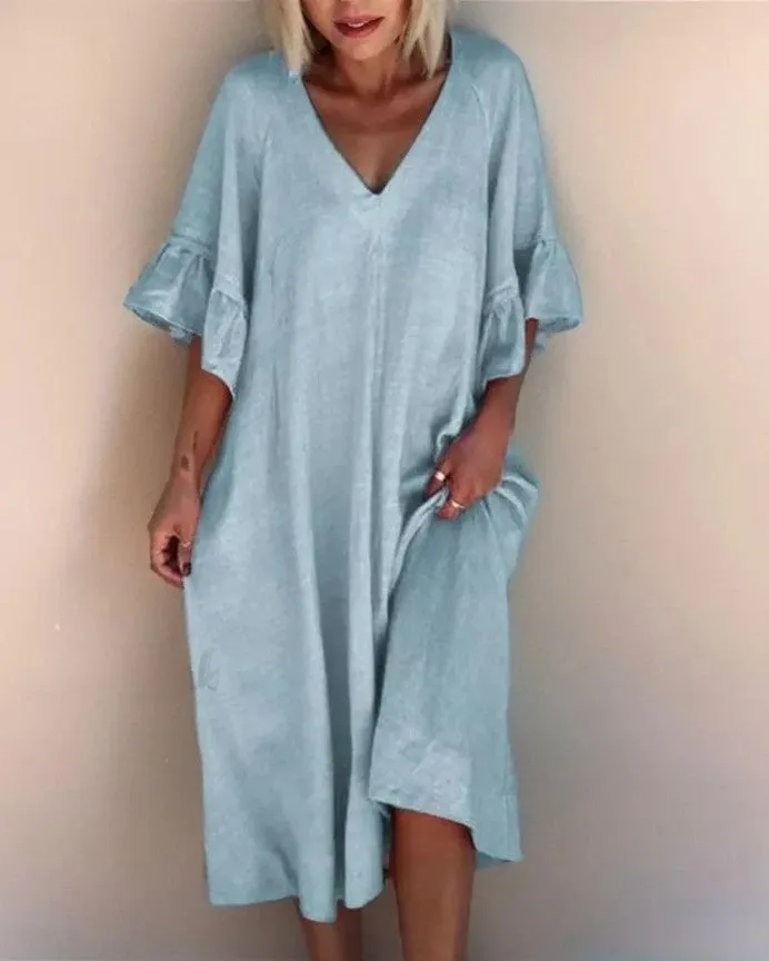 Dakota - Elegant, loosely sewn V-neck dress in a solid color
