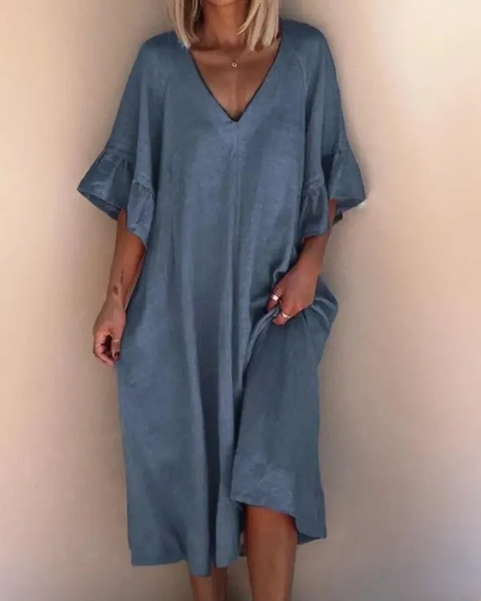 Dakota - Elegant, loosely sewn V-neck dress in a solid color