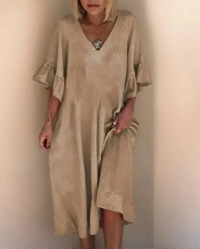 Dakota - Elegant, loosely sewn V-neck dress in a solid color