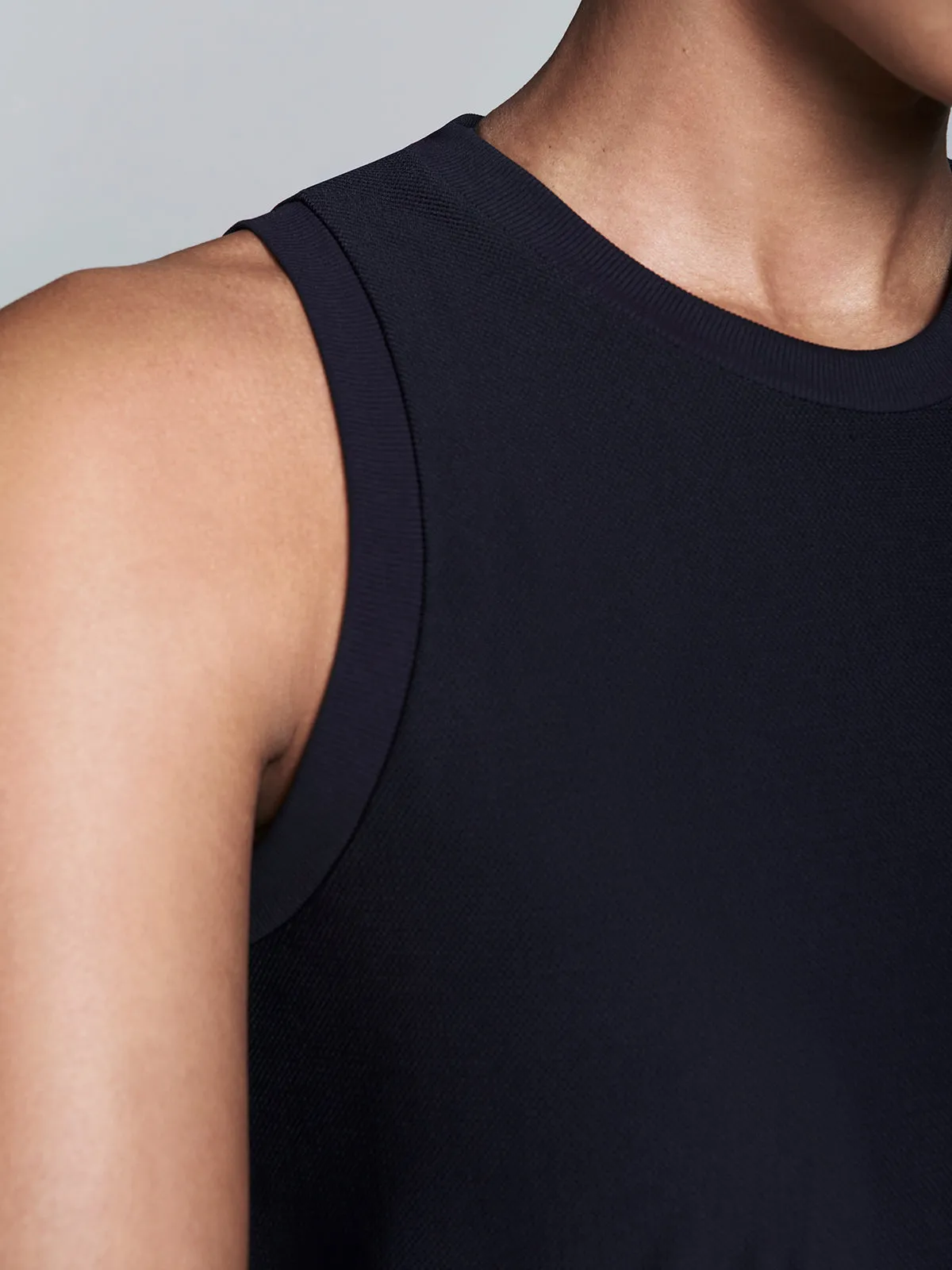 FLUID Tank Black