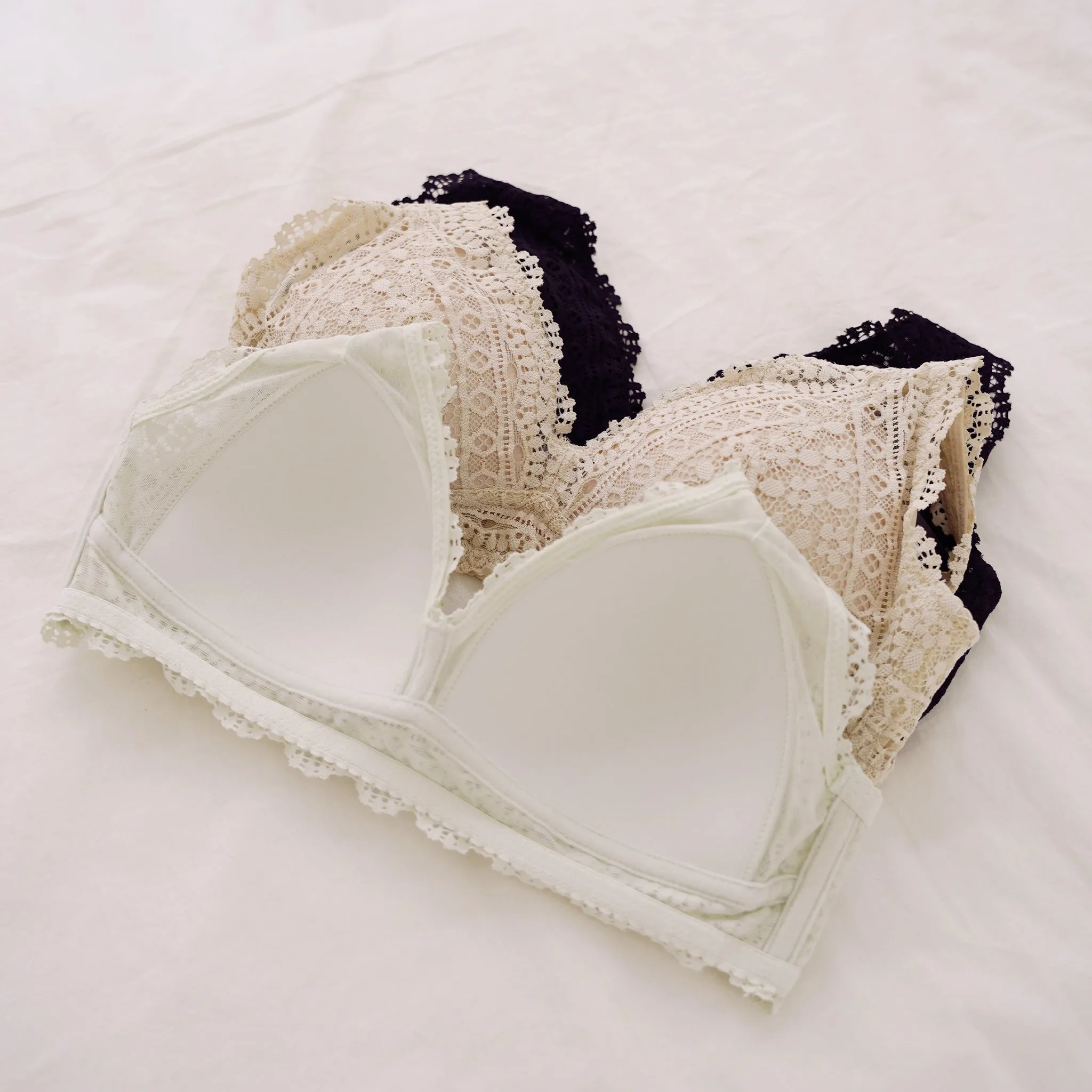 Hoppy Poppy! V2.0 Seamless Lightly-Lined Lace Bralette in Black