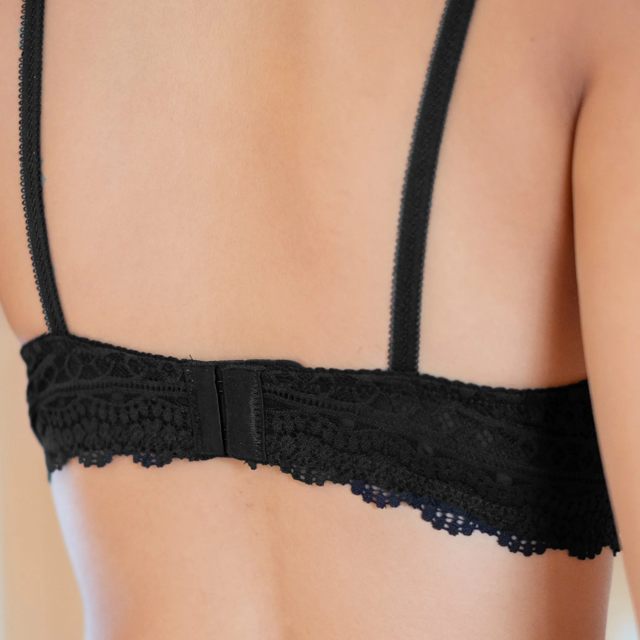 Hoppy Poppy! V2.0 Seamless Lightly-Lined Lace Bralette in Black