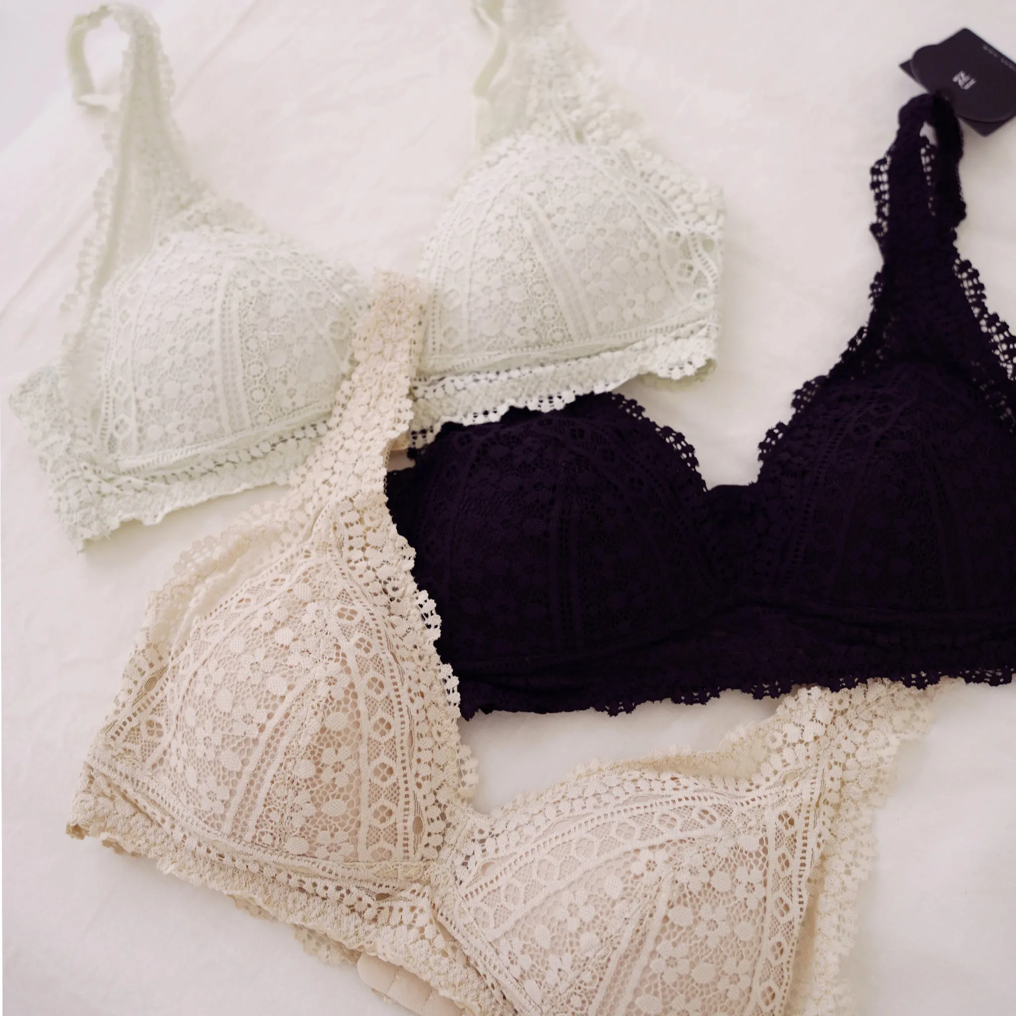 Hoppy Poppy! V2.0 Seamless Lightly-Lined Lace Bralette in Black