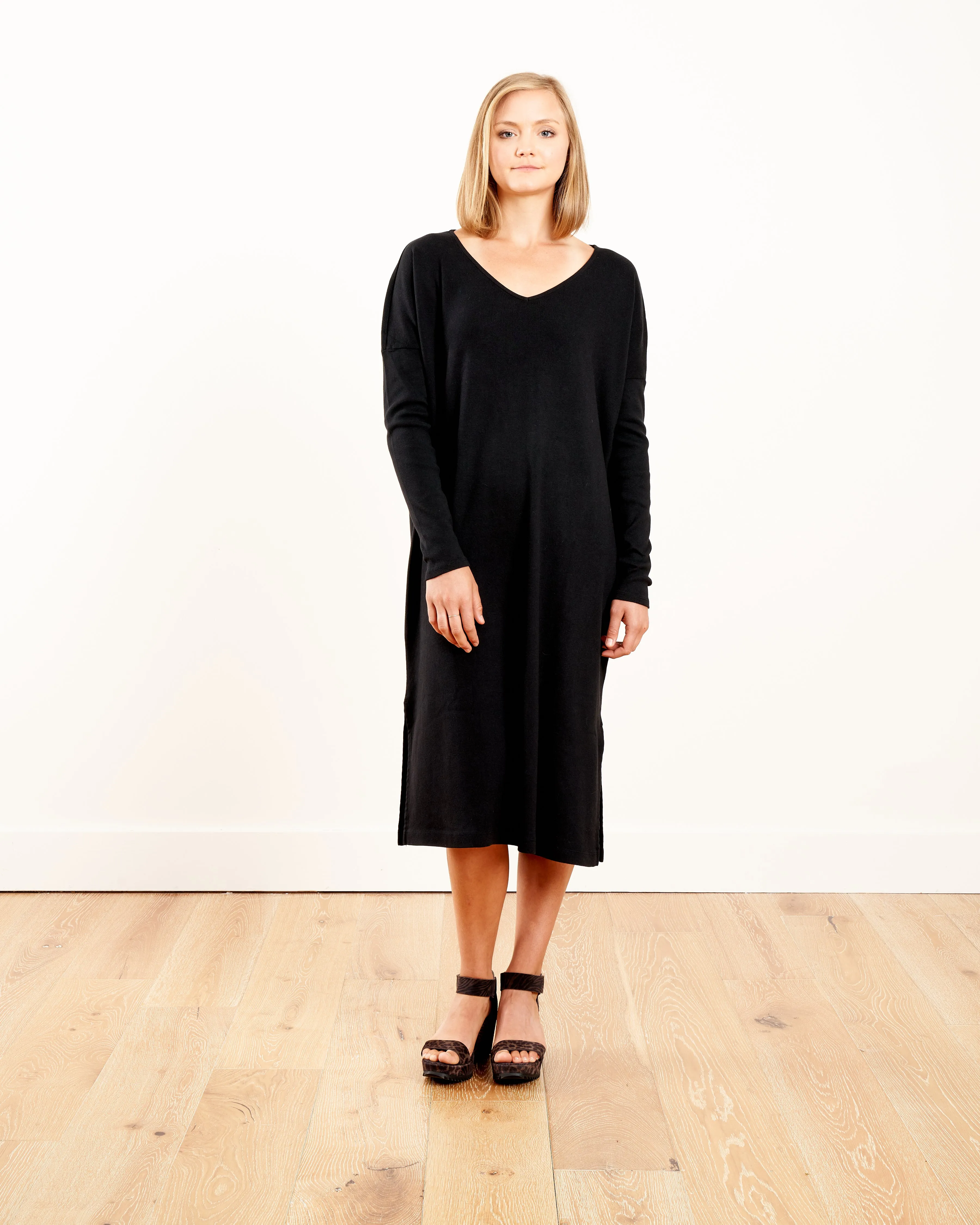 oversized v-neck dress - black