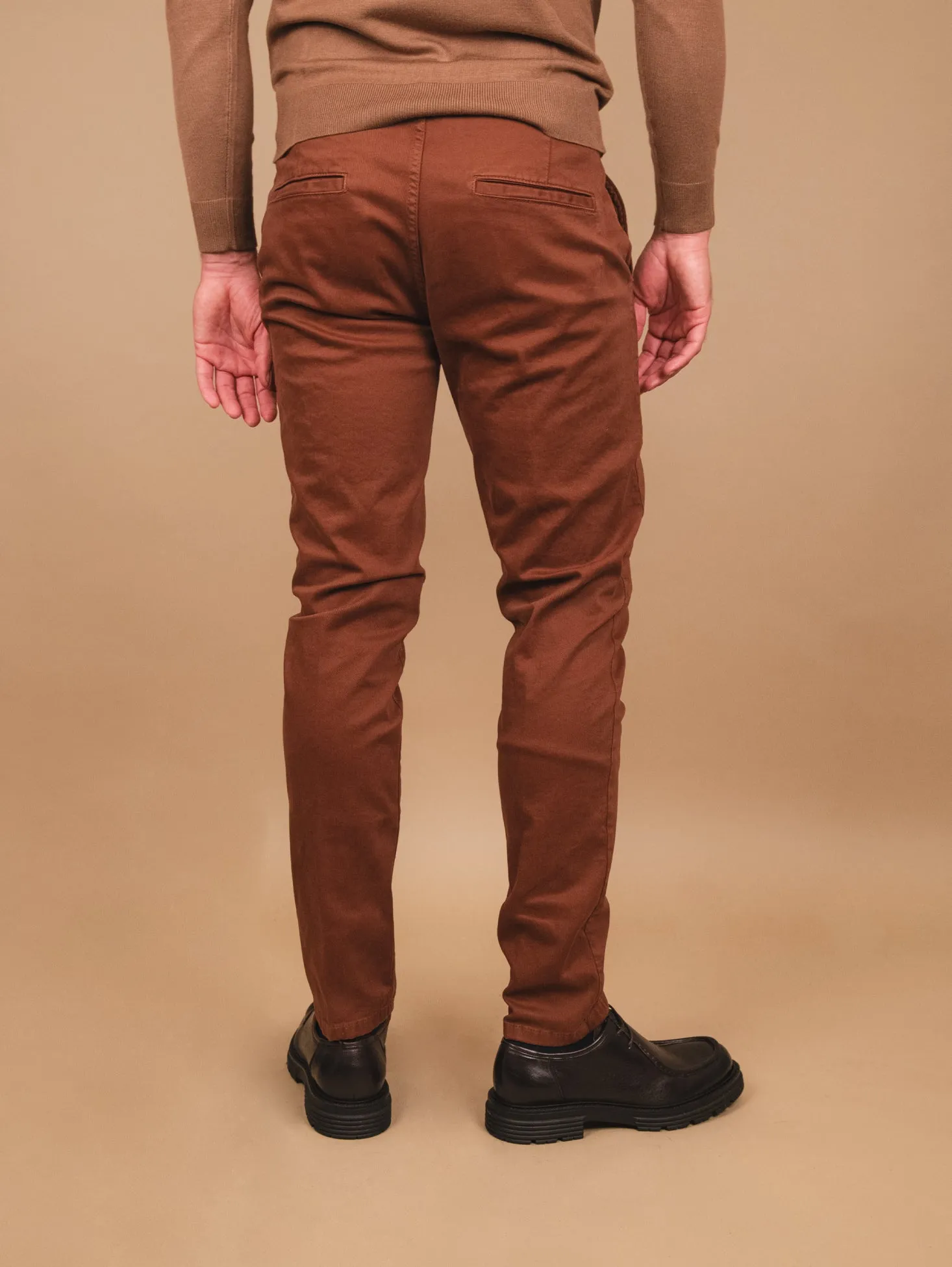 PANTALONE CHINOS IN COTONE LISCIO ELASTICIZZATO coccio