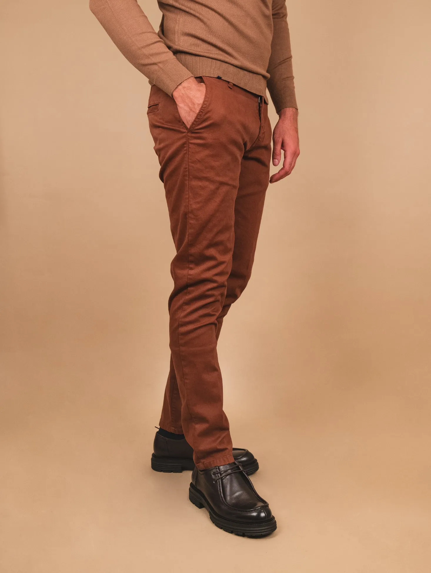 PANTALONE CHINOS IN COTONE LISCIO ELASTICIZZATO coccio