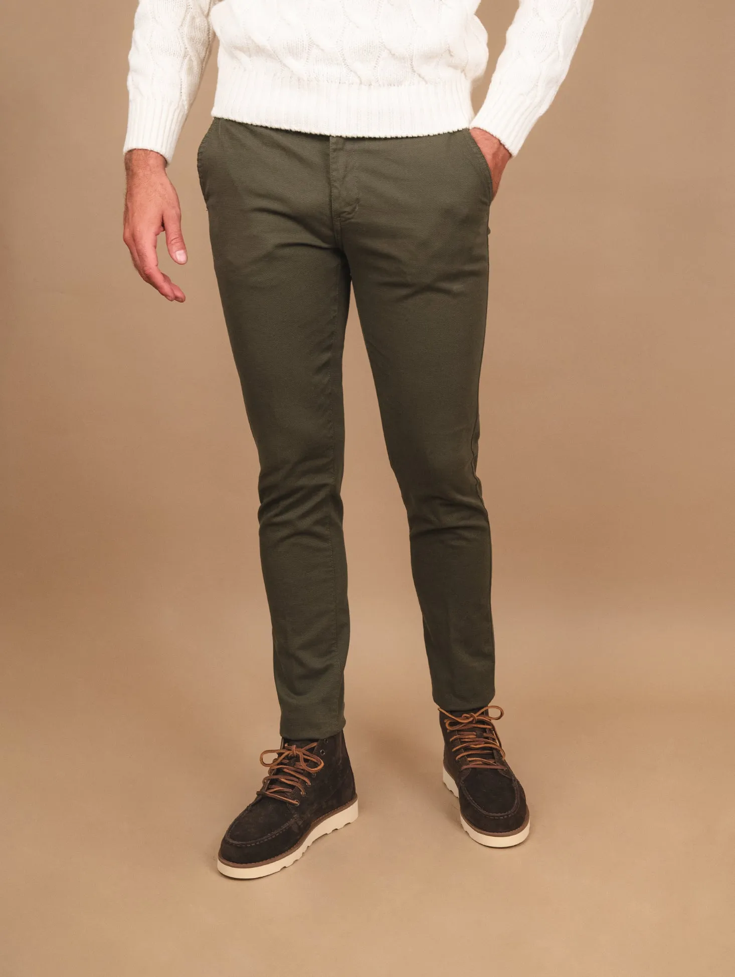 PANTALONE CHINOS IN COTONE LISCIO ELASTICIZZATO militare