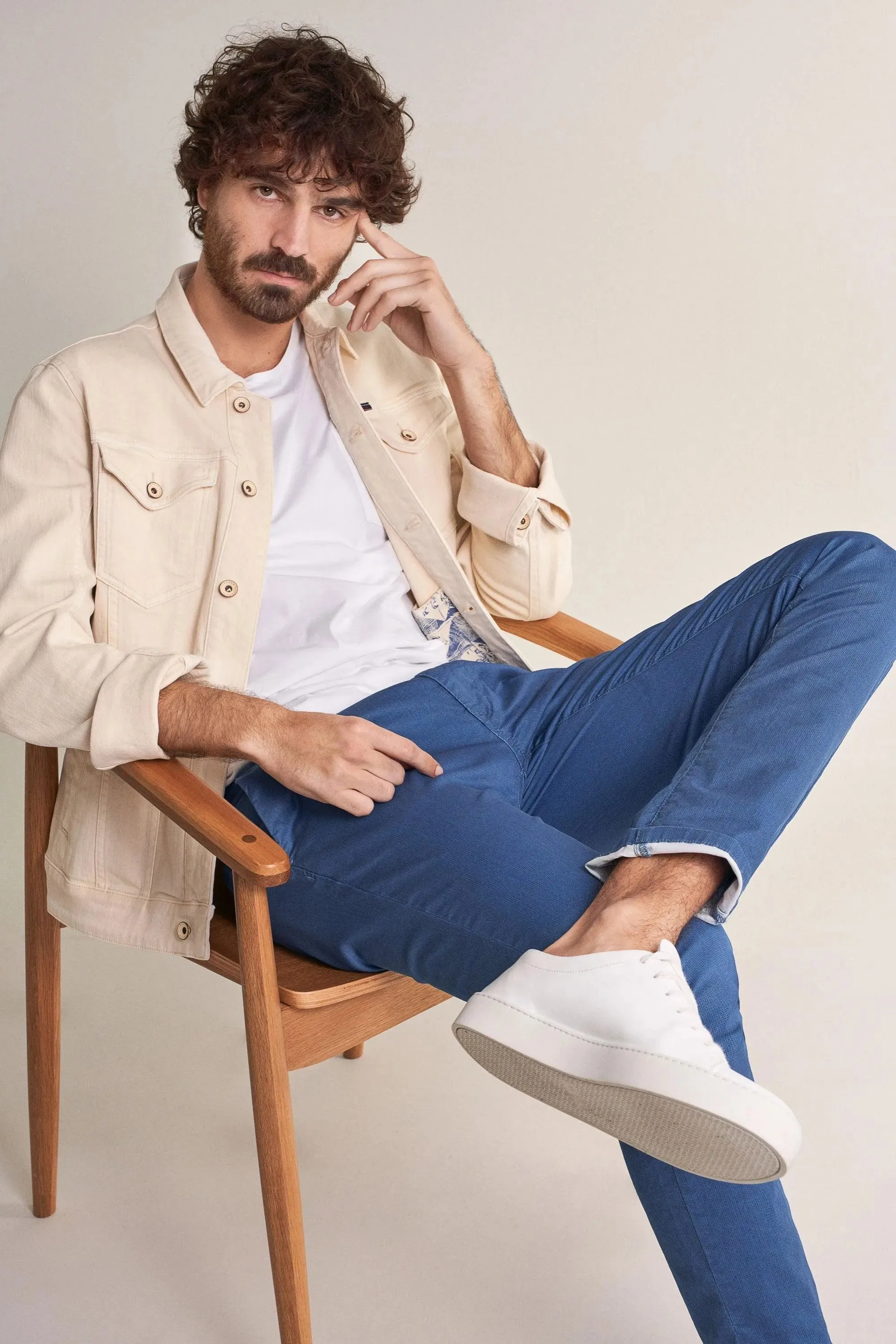 Pantalones chinos slim con microprint