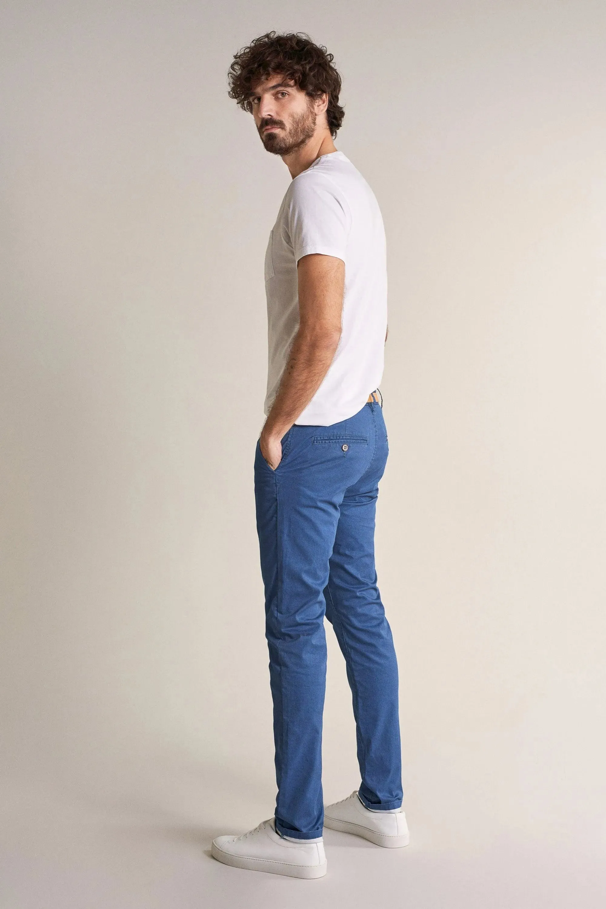 Pantalones chinos slim con microprint