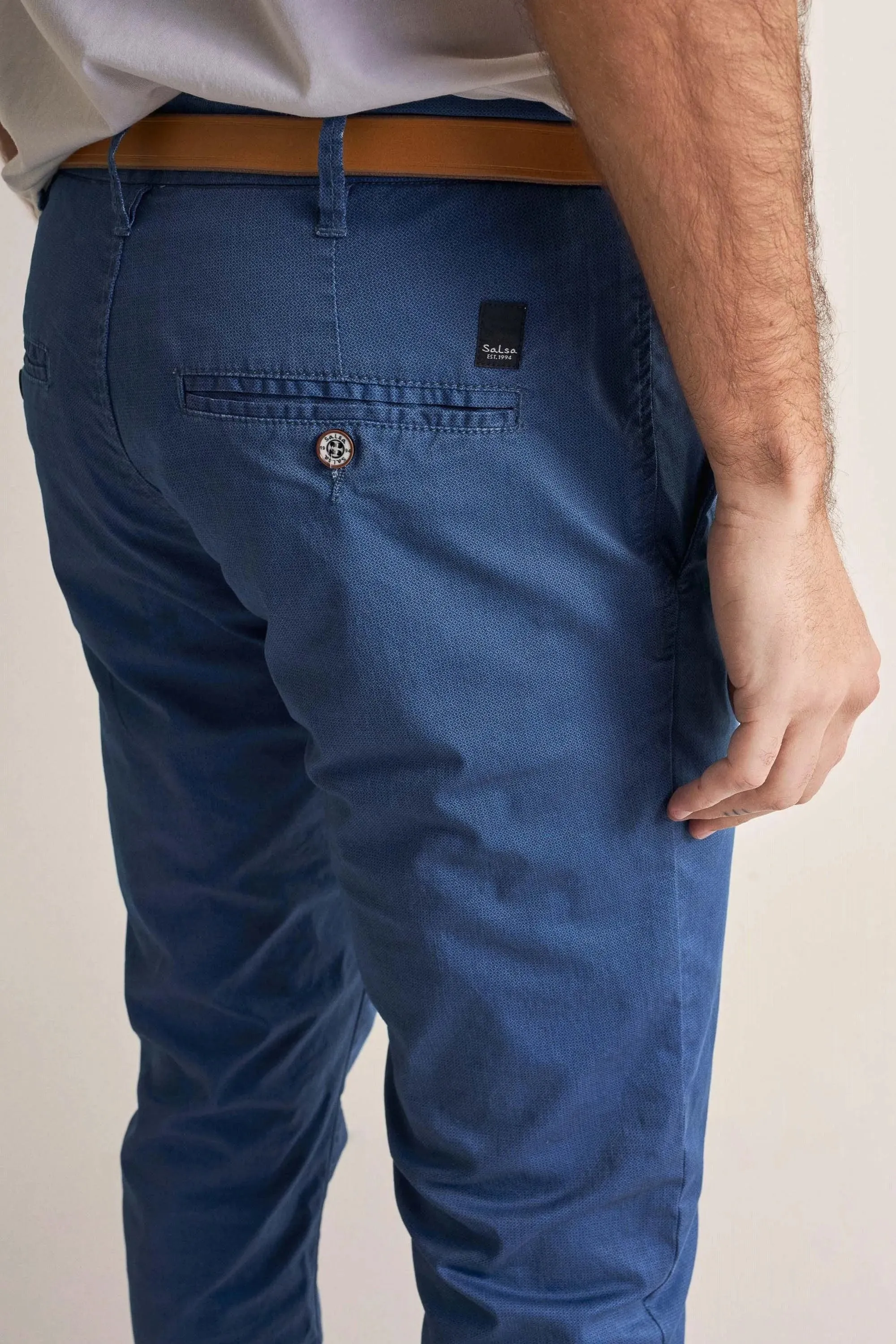 Pantalones chinos slim con microprint