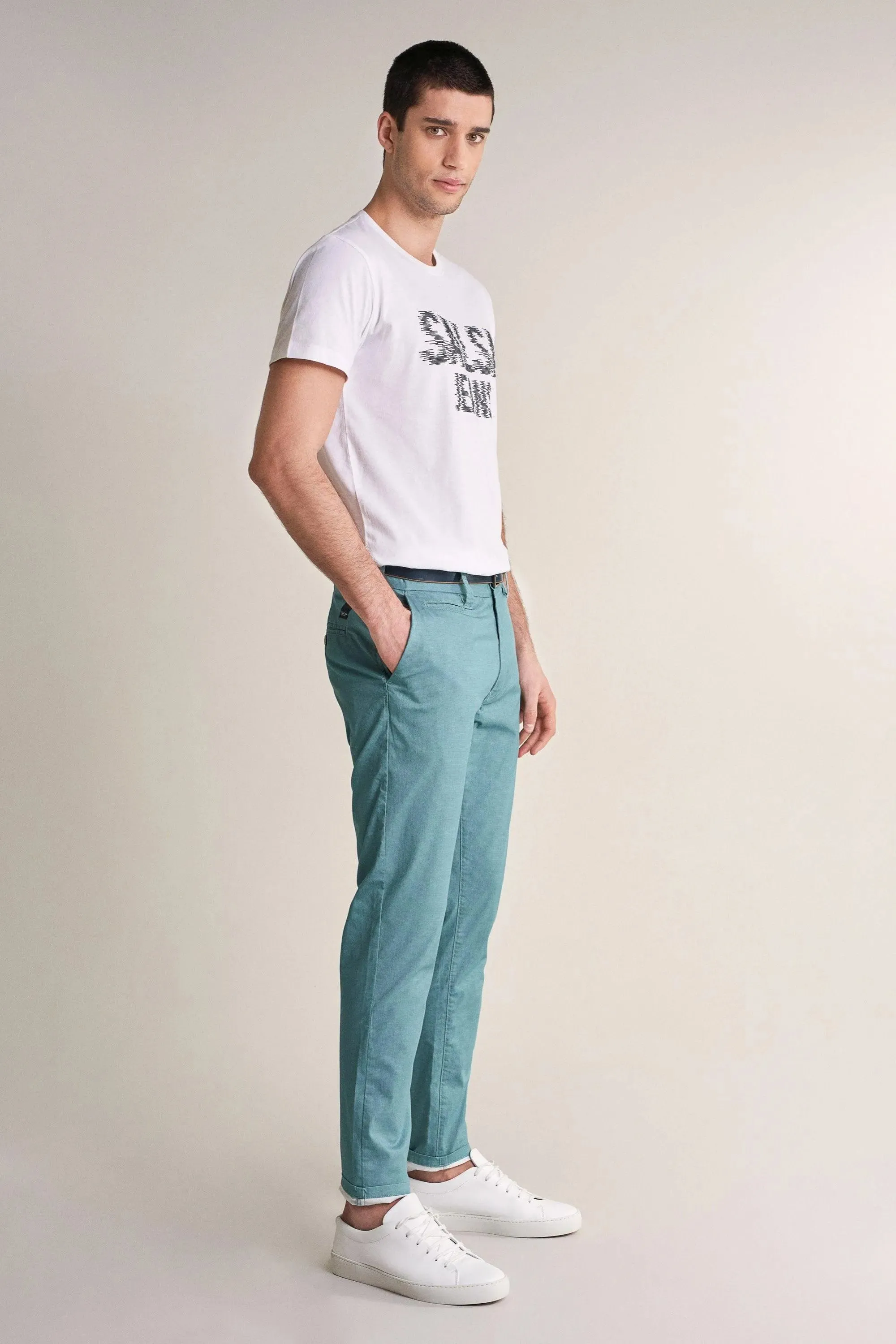 Pantalones chinos slim con microprint