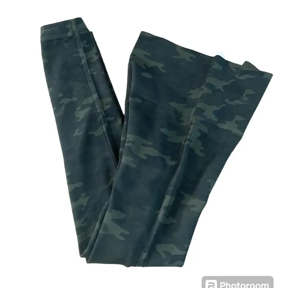 Spanx Look At Me Now Green Camo Leggings