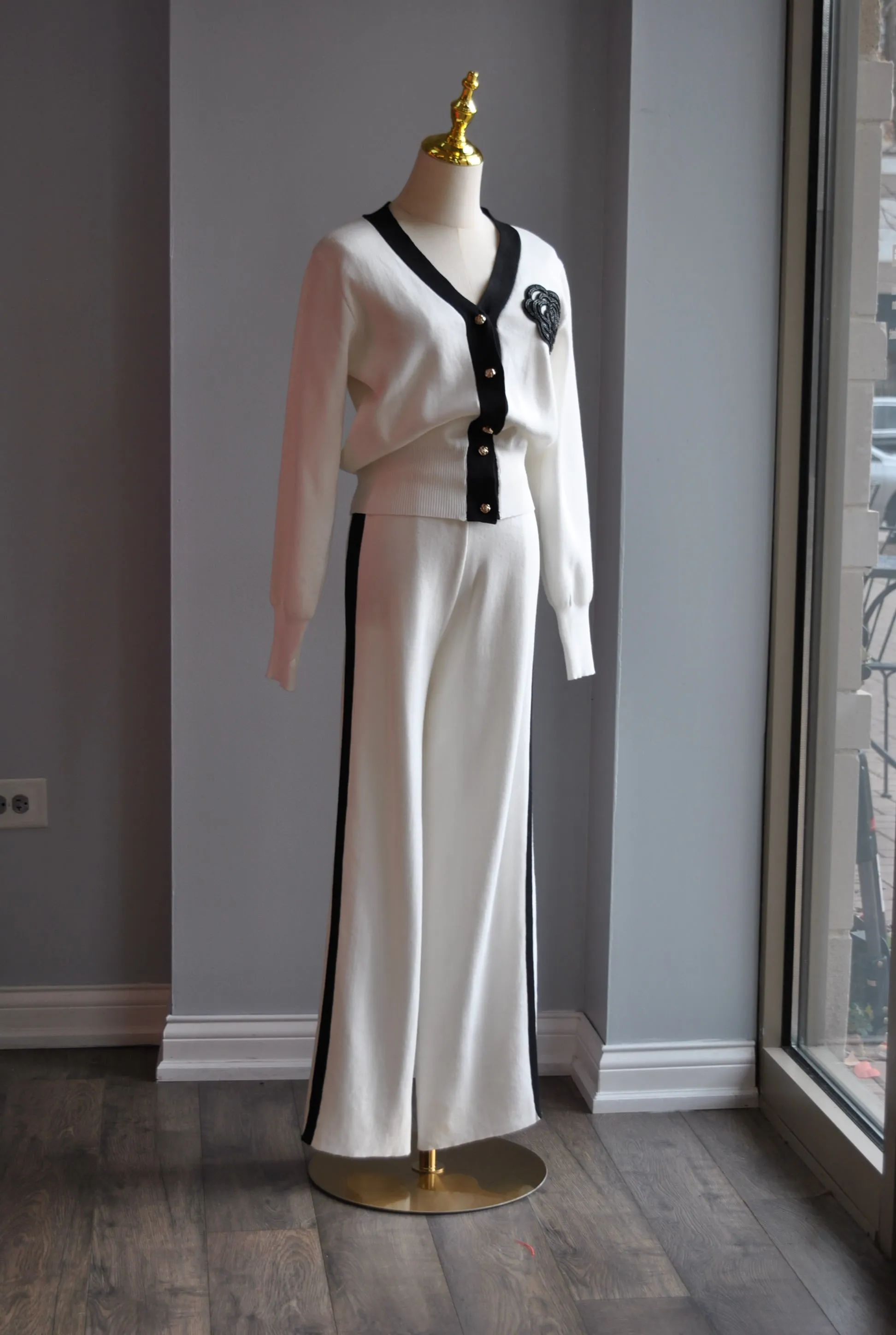 WHITE AND BLACK SWEATER SET